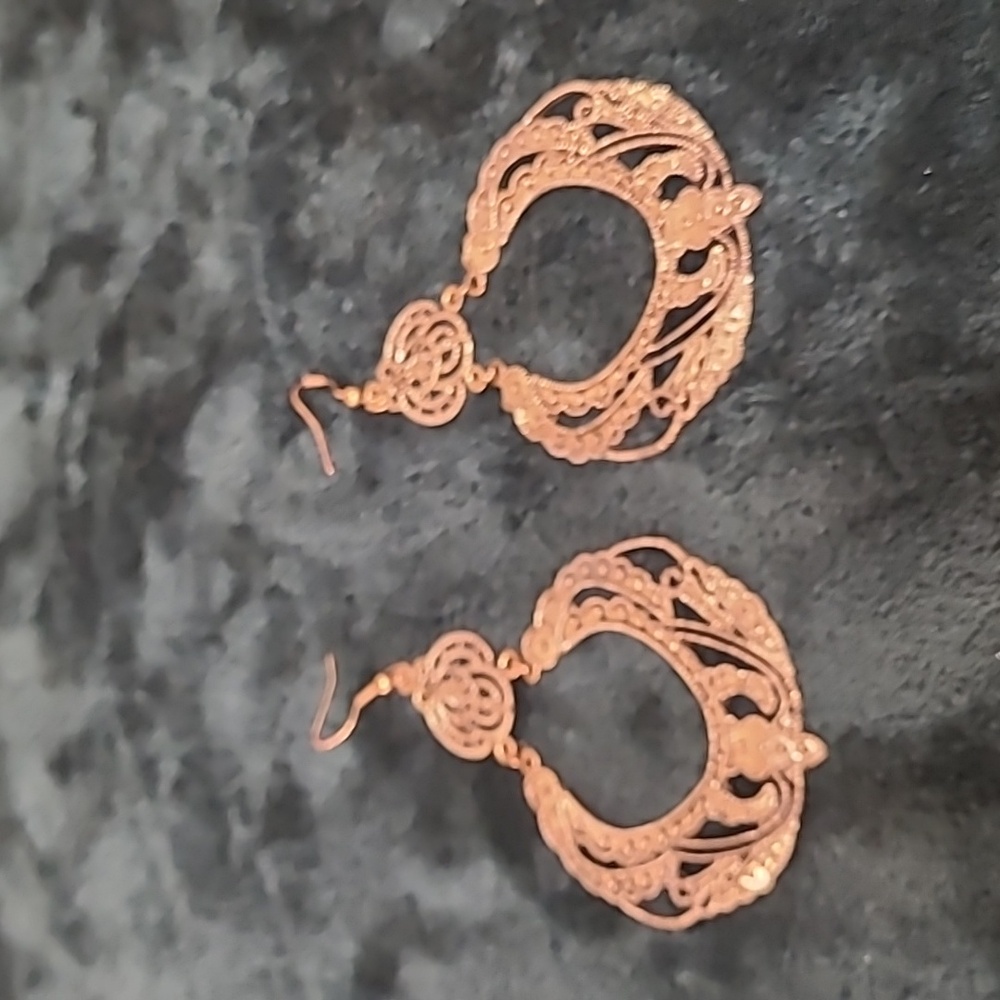 Vintage 3" Drop earrings with brass finish  costume Jewelry - Picture 3 of 4
